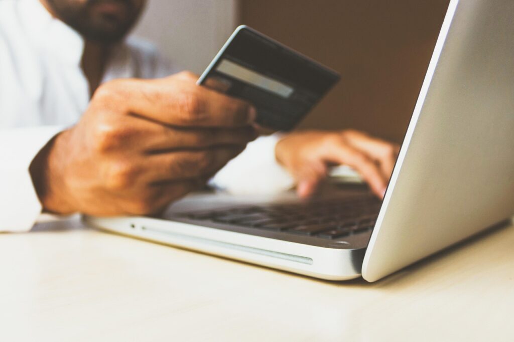 クレジットカードの支払いが遅れた場合、どうなるのか解説しますか？
