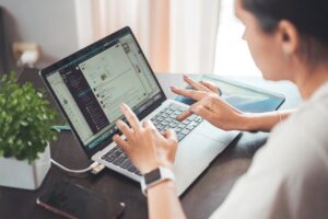 一人暮らしの女性がクレジットカードの住所変更をオンラインでできる方法は？