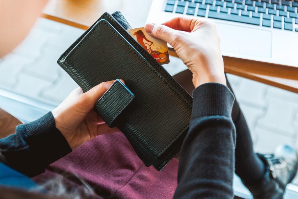 一人暮らし女性がクレジットカードの支払い遅れで受ける影響とは？