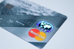 一人暮らしの収入が低い女性におすすめのクレジットカードは？