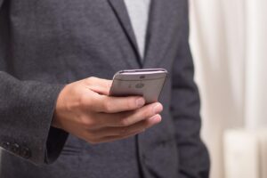 一人暮らしの女性がコンタクト代をクレジットカードで管理するための予算は？