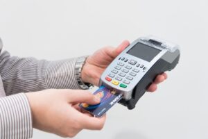 一人暮らしの女性が転職直後にクレジットカード審査の目安はどれくらい？