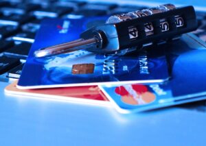 一人暮らしの学生女性がクレジットカード審査に通るための目安は？